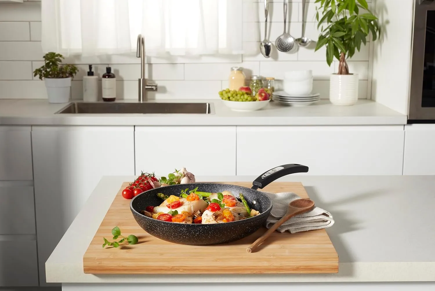 Starfrit The Rock 24 cm (9.5") Non-Stick Fry Pan - Durable Forged Aluminum - Oven Safe - PFOA Free - Easy to Clean - Black