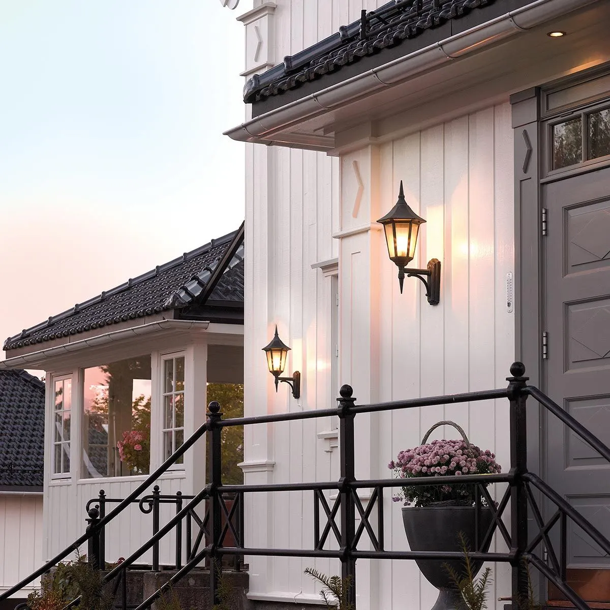 Valencia 1 Light Up Lantern  | Black